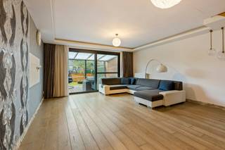 Bent u op zoek naar een instapklaar huis op een uitstekende locatie? Deze verzorgde eengezinswoning in Bilzen biedt het ideale evenwicht tussen stedelijk wooncomfort en rust. Dankzij de nabijheid van het treinstation en belangrijke invalswegen geniet u van een optimale bereikbaarheid. Dit is een unieke kans voor wie kwalitatief vastgoed wil kopen in een regio die alles biedt.De woning is uniek gelegen tussen twee garages, wat zorgt voor extra privacy. Een grote troef is de prachtig aangelegde, zuidgerichte tuin met een overdekt terras en een stijlvolle afwerking met olijfbomen en een lijnfontein. Binnenin trekt de massieve eiken parketvloer de warme sfeer door de volledige woning. Dit huis te koop in Bilzen combineert esthetiek met duurzaamheid dankzij de uitstekende isolatie, waardoor het in elk seizoen aangenaam vertoeven is.De indeling van dit huis is als volgt:Gelijkvloers: Stijlvolle inkomhal afgewerkt met natuursteenstrips, gastentoilet, volledig uitgeruste keuken met gasfornuis, oven en grote koelkast, en een zonnige leefruimte op massieve eiken parket met toegang tot het overdekte terras.Eerste verdieping: Drie volwaardige slaapkamers en een badkamer voorzien van een ligbad, dubbele lavabo en hangtoilet.Zolderverdieping: Ruime bergzolder bereikbaar via een luik, voorzien van vloer- en dakisolatie voor een optimale thermische buffer.Wilt u dit prachtige pand in Bilzen zelf komen bewonderen? Mis deze kans niet om een woning te kopen die met oog voor detail is afgewerkt. De combinatie van een centrale ligging en een hoogwaardige afwerking maakt van dit immo-aanbod een echte buitenkans. Neem contact op voor meer informatie over dit huis te koop in het hartje van Bilzen.