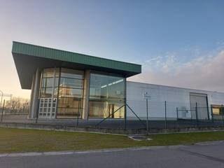 Ruime toonzaal met 3 bureaus, magazijn en sanitaire voorzieningen te huur in Meulebeke.<br /><br />Indeling:<br />Vooraan het pand is er een toonzaal van 245m². Boven de toonzaal bevinden zich drie bureaus met keuken en sanitair.<br />Oppervlaktes bureaus: 25m², 34m² en 60m².<br />Oppervlakte keuken + toilet: 13m².<br />Achter de toonzaal is er nog een magazijn van 425m² met sectionale poort.<br /><br />Algemeen:<br />- Onmiddellijk beschikbaar<br />- EPC - Label D<br />- Keukenboiler van 10 liter aanwezig<br />- CV-ketel, Heteluchtverwarming, Warmtepomp, Stookolie - bouwjaar 1987 en bouwjaar 1996 + airco (warmtepomp, type lucht lucht)<br />- Geen overstromingsgebied<br /><br />Huurprijs: €3600/maand.