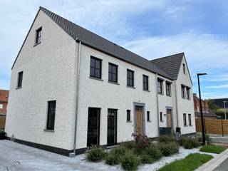 Ontdek de laatste halfopen nieuwbouwwoningen in de Zilverbergstraat in Desselgem, een rustige deelgemeente van Waregem nabij de Leie.<br />Deze ruime, afgewerkte woningen beschikken over een inkomhal, apart toilet, lichtrijke leefruimte met open keuken en een praktische berging. Op de verdieping zijn er 3 ruime slaapkamers, een badkamer en een afzonderlijk toilet op de nachthal. Via een vaste trap bereikt u de zolder, die perfect kan dienen als vierde slaapkamer, bureau of polyvalente ruimte.<br />De woningen zijn volledig afgewerkt en vrij bij akte, waardoor u snel kunt verhuizen naar een comfortabele nieuwbouwwoning in een landelijke omgeving, met een vlotte verbinding naar Waregem en Kortrijk.<br />Contacteer ons vandaag nog voor meer informatie of een bezoek ter plaatse.