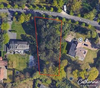 Droomt u ervan om uw eigen villa te bouwen op één van de mooiste locaties van Koningshof? Dan is deze uitzonderlijke bouwgrond precies wat u zoekt.<br /><br />Gelegen in het hart van het gegeerde Koningshof biedt dit prachtige, zuidgerichte perceel van ca. 2.000 m² een zeldzame combinatie van rust, privacy en een exclusieve woonomgeving. Hier woont u midden in het groen, terwijl alle belangrijke voorzieningen en verbindingswegen zich op korte afstand bevinden.<br /><br />De ruime bouwvoorschriften laten de realisatie toe van een stijlvolle, residentiële villa met royale leefruimtes en een optimale relatie tussen woning en tuin. Dankzij de ideale zuidoriëntatie geniet u de hele dag van zon en natuurlijk licht, terwijl de achtertuin een oase van rust en privacy vormt.<br /><br />Om het uitzonderlijke potentieel van dit perceel te illustreren, werd reeds een ontwerp uitgewerkt en technisch doorgerekend. De plannen tonen perfect welke prachtige villa hier gerealiseerd kan worden, maar vormen louter een inspiratiebron. U bent volledig vrij om uw eigen woonproject vorm te geven.<br /><br />Een bouwgrond als deze komt zelden op de markt. Een unieke kans voor wie zijn droomwoning wil realiseren op een absolute toplocatie in Koningshof.<br /><br />Wenst u meer informatie over de bouwmogelijkheden, de stedenbouwkundige voorschriften of het uitgewerkte ontwerp? Neem dan gerust contact met mij op. Ik help u graag verder.<br />Catherine – 0472 23 14 51 – welkom@catherinevastgoed.be