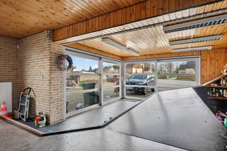 Strategisch gelegen handelshuis met ruime loods: wonen en werken in Meerbeke!Bent u op zoek naar een toplocatie met maximale visibiliteit? Dit...