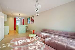 Living on the Zuid the way it’s meant to be: stylish, comfortable and surprisingly quiet. This tastefully renovated apartment on the second floor of a recently refurbished building perfectly combines modern living comfort with a prime location.
The interior features a contemporary, high-quality finish with a smart layout and attention to detail. Two full-sized bedrooms make the apartment ideal for a couple, a small family or anyone in need of a home office or guest room. Air conditioning ensures a pleasant indoor climate throughout the year.
Outside, a charming terrace of approximately 6 m² offers the perfect spot for a morning coffee or a relaxing moment after a busy day. When the trees are in bloom, the apartment is surrounded by greenery: both the front and rear enjoy calm, almost park-like views — a rare luxury in the city.
Located on Verbondstraat, between Marnixplaats and the Royal Museum of Fine Arts, the apartment sits in the heart of Antwerp’s sought-after Zuid district. Restaurants, cafés and cultural hotspots are all within walking distance, while the apartment itself enjoys remarkable peace and quiet.
The small-scale building was recently renovated and includes a practical bicycle storage area. There is no lift, which adds to the building’s charm and keeps common charges low.
A move-in-ready apartment with character, comfort and a unique green living experience in the heart of the city.