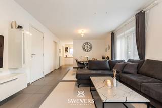 Voor meer info en foto’s, surf naar www.swevers.be – In een rustige en kindvriendelijke straat in Heusden-Zolder wacht deze moderne woning uit 2019 op een nieuwe eigenaar. Met een bewoonbare oppervlakte van 155 m², aangebouwde carport en energiezuinige voorzieningen zoals zonnepanelen en een zonneboiler, is dit een instapklare en toekomstgerichte thuis. Op het gelijkvloers vind je een mooie leefruimte met moderne keuken, lichtrijke veranda, wasplaats en gastentoilet. Boven zijn er twee ruime slaapkamers (16 m² en 18 m²) een praktische badkamer met inloopdouche. De onderhoudsvriendelijke tuin met veranda biedt aangenaam buitenleven. Dankzij de doordachte indeling is er voldoende bergruimte, ondanks het ontbreken van kelder of zolder. Gelegen op wandelafstand van winkels, scholen, restaurants en openbaar vervoer, en met vlotte verbinding naar de autosnelweg. Voor meer informatie, bel 011 255 155. Bron bewoonbare oppervlakte: EPC – verslag.