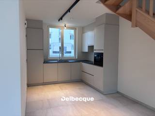 Lichtrijke en energiezuinige nieuwbouwwoning in het prachtige project Boevrie, uitstekend gelegen op wandelafstand van het centrum en het station. De woning combineert een moderne afwerking met veel ruimte, comfort en een rustige ligging aan een groen binnenplein.<br /><br /> Bij het binnenkomen beschikt de woning over een inkomhal met gastentoilet en een praktische berging. De lichtrijke leefruimte sluit naadloos aan op de open, volledig ingerichte keuken. Dankzij de grote raampartijen geniet u hier van een aangename hoeveelheid natuurlijk licht en een mooi zicht op het terras en de tuin. In de leefruimte en keuken is bovendien een moderne rail met verlichting voorzien.<br /><br /> Op de eerste verdieping bevinden zich twee slaapkamers, een badkamer met dubbel lavabomeubel, toilet en ruime inloopdouche, evenals een praktische berging met aansluitingen voor wasmachine en droogkast.<br /><br /> De tweede verdieping biedt een bijzonder ruime derde slaapkamer van maar liefst 27 m², aangevuld met een aparte berging. Deze verdieping vormt een mooie, veelzijdige ruimte met tal van mogelijkheden.<br /><br /> De woning wordt volledig geschilderd en is bijgevolg instapklaar. De vele raampartijen zorgen doorheen de hele woning voor een bijzonder aangename lichtinval. De rustige ligging aan het groene binnenplein biedt bovendien een aangename woonomgeving, terwijl het centrum en het station op wandelafstand bereikbaar zijn.<br /><br /> Een bijkomende troef is de ondergrondse autostaanplaats, voorzien van een laadpaal.<br /><br /> EPB in opmaak.<br />.