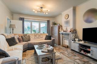 Zeer solide gesloten bebouwing te Liedekerke. De woning is vlot bereikbaar en bevindt zich in dichte nabijheid van scholen, diverse winkels/warenhuizen, openbaar vervoer en op-en afrittencomplex E40. De constructie werd volledig opgetrokken in beton en werd als volgt ingedeeld: op het gelijkvloers: een garage met toilet en wasplaats, een zeer ruime en lichtrijke leefruimte (38m²), een ruime keuken en een aangenaam terras met tuin. De nachthal geeft op de eerste verdieping toegang tot 3 slaapkamers, de badkamer en een vaste trap naar de zolder waar makkelijk nog 2 kamers in gemaakt kunnen worden. TROEVEN: EPC (C) | Dak volledig vernieuwd (2018) | Condensatieketel op aardgas (2018) | Ramen dubbel glas in PVC | Momenteel verhuurd aan €850. Achter de woning is er nog een zonrijke tuin van +- 80m². Wenst u meer informatie of een bezoek? Aarzel niet ons te contacteren via Louis@immoaccenta.be