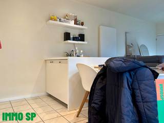 Volledig gerenoveerde woning gelegen in een rustige straat te Geel.Via de voordeur is er toegang tot de woonkamer (tegels; 13m²). Deze ruimte kan ook...