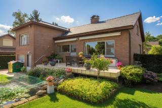 <p><span>Karaktervolle villa met 3 slaapkamers, inpandige garage, zonnige tuin op een toplocatie in Bonheiden</span></p><p><span>In een rustige, residentiële straat op een absolute toplocatie in Bonheiden bevindt zich deze ruime en uitstekend onderhouden villa op een perceel van ongeveer </span><span>10 are</span><span>. De woning geniet van een ideale ligging op korte afstand van het centrum van Bonheiden, Mechelen, scholen, winkels en belangrijke invalswegen. Hier woont u in alle rust, met alle voorzieningen binnen handbereik.</span></p><p><span>Met een </span><span>bruto bewoonbare opp. van bijna 195 m²</span><span> biedt deze woning bijzonder veel ruimte voor het hele gezin. Via de inkomhal betreedt u de lichtrijke leefruimte, bestaande uit een gezellige zithoek en een aparte eetkamer. Grote raampartijen zorgen voor een aangename lichtinval en creëren een warme, huiselijke sfeer. Aansluitend bevindt zich de functionele keuken, uitgerust met onder meer een keramische kookplaat (2021), oven, dampkap en koelkast. Vanuit de leefruimte heeft u rechtstreeks toegang tot het ruime, zonnige terras en de prachtige tuin.</span></p><p><span>Op een iets hoger niveau, bevinden zich </span><span>3 slaapkamers</span><span>, waarvan 2 met ingemaakte kasten, en een badkamer. De woning beschikt bovendien over een ruime </span><span>zolder van maar liefst 78 m²</span><span>, die tal van mogelijkheden biedt voor het creëren van extra slaapkamers, een hobbyruimte, bureau of polyvalente ruimte.</span></p><p><span>Het half ondergrondse niveau omvat een </span><span>inpandige garage</span><span>, een praktische berging met douche, een ruime wasplaats en een apart toilet. Ideaal voor wie extra opslagruimte of een praktijk- of hobbyruimte wenst.</span></p><p><span>Buiten geniet u van een fraai aangelegde voortuin met oprit en een diepe achtertuin van meer dan </span><span>575 m²</span><span>, waar rust, privacy en groen centraal staan. Op het terras kan je optimaal genieten van zonnige dagen.</span></p><p><span>Ook technisch werd de woning doorheen de jaren goed onderhouden. Zo werd de verwarmingsinstallatie vernieuwd in 2011, de zekeringskast vervangen in 2020, beschikt de woning over aluminium ramen met dubbele beglazing, rolluiken, een dak met natuurleien (1996) en koperen goten, een vernieuwd dampscherm en 20 cm rotswolisolatie op de zoldervloer. Verder zijn een regenwaterput, septische put en gescheiden riolering aanwezig.</span></p><p><span>Bent u op zoek naar een ruime gezinswoning met een uitstekende ligging, een mooie tuin en nog heel wat uitbreidingsmogelijkheden? Dan is deze villa mits wat opfrissing beslist een bezoek waard. </span></p><p><span> </span></p><p><span> </span></p>