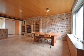 Bent u op zoek naar een gezellige gezinswoning in het hart van Roeselare? Dan is deze instapklare rijwoning precies wat u zoekt. Gelegen in een rustige buurt en toch dichtbij winkels, scholen en openbaar vervoer, biedt deze woning alle comfort en ruimte die u nodig heeft.<br /><br />Op het gelijkvloers komt u binnen in een lichtrijke en ruime leefruimte. Aansluitend vindt u de grote open en ingerichte keuken, ideaal voor wie houdt van openheid en connectie met de leefruimte. Verder is er op het gelijkvloers ook de badkamer met ligbad, lavabo en toilet.<br />Via het terras bereikt u de diepe, onderhoudsvriendelijke tuin met achterliggende ontsluiting – ideaal voor fietsen of extra toegang via de achterzijde.<br /><br />Op de eerste verdieping bevinden zich twee slaapkamers, bereikbaar via een de open trap. De zolderverdieping doet momenteel dienst als berging, maar biedt de mogelijkheid tot een derde slaapkamer mits het plaatsen van een vaste trap.<br /><br />Troeven:<br />- Instap klaar<br />- 2 slaapkamers, mogelijkheid tot 3 slaapkamers<br />- Centrale ligging<br /><br />Een ideale woning voor starters, jonge gezinnen of investeerders! Mis deze kans niet en plan vandaag nog uw bezoek.