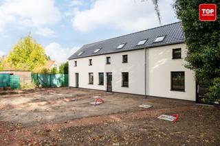 Deze gesloten bebouwing ligt op een rustige, groene locatie in tweede bouwlijn en werd in 2025 grondig vernieuwd.<br /><br />De buitenschil is recent aangepakt: een nieuw dak, buitenmuurisolatie, nieuwe aluminium ramen en deuren en een volledig nieuwe aanbouw maken van dit pand een stevige, toekomstgerichte basis.<br /><br />Binnen is de woning casco, klaar om volledig naar eigen wens te worden afgewerkt.<br /><br />De plannen zijn aanwezig en geven een duidelijk beeld van het potentieel, maar laten tegelijk ruimte voor persoonlijke invulling en creativiteit.<br /><br />De tuin biedt een aangename, groene omgeving waar je in alle rust kan genieten.<br /><br />Ondanks de rustige ligging woon je dicht bij scholen, winkels, een bio-boerderij en de N9, wat zorgt voor een vlotte bereikbaarheid en een praktisch dagelijks comfort.<br /><br />Bel Top Vastgoed voor een bezoek op 0475 700 700<br /><br />Een bijna volledig vernieuwde woning met sterke basisstructuur