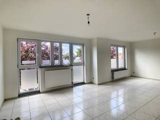 Het appartement gelegen op de eerste verdieping is voorzien van inkomhal, woonkamer, keuken, toilet, bergruimte, badkamer, twee slaapkamers terras, carport en berging.<br /><br />Eerste verdieping:<br />- inkomhal<br />- gastentoilet<br />- woonkamer (ca. 35m²)<br />- keuken (ca. 11m²) <br />- berging (ca. 2m²) met aansluiting voor wasmachine<br />- badkamer (ca. 5m²) voorzien van inloopdouche en een enkele lavabo<br />- slaapkamer 1 (ca. 14m²)<br />- slaapkamer 2 (ca. 9m²)<br /><br />Bijzonderheden:<br />- zeer groot terras (ca. 37m²)<br />- carport met eigen berging<br />- EPC: 181 kWh/m²<br />- geen vaste kosten<br />- beschikbaar vanaf 01/09/2026!<br /><br />(ver-)Kopen of (ver-)huren in regio Kalmthout / Essen?<br />Met vragen kan u altijd bij ons terecht!<br />Dewaele vastgoed met advies.<br />