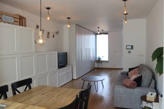 <p><span> </span></p><p><span> </span></p><p><span>Deze knusse rijwoning op wandelafstand van het centrum van Wetteren kan genieten van een tof zicht op de Schelde. </span></p><p><span>De woning heeft volgende indeling; een lichtrijke leefruimte (30m²) gevolgd door een keuken met handig kookeiland met vaatwasmachine, combioven, frigo, oven en dampkap. Via de grote raampartijen is er toegang tot een gezellig terras dat recent vernieuwd is. </span></p><p><span>Via de design trap komen we op de eerste verdieping waar er een 1ste slaapkamer (14m²) is en badkamer met bad, wc, wastafel en verder. </span></p><p><span>Bovenliggend is er een 2de slaapkamer/bureauruimte voorzien met kastenwand. </span></p><p><span>Deze woning wordt verhuurd inclusief tafel, 6 stoelen, zetel, grote kleerkast, kasten op de badkamer.</span></p><p><span>CV op aardgas.</span></p><p><span>Deze woning is beschikbaar vanaf 01/09.</span></p><p><span> </span></p>