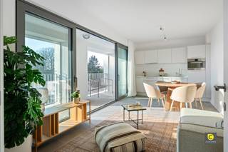 <p><span>Ontdek dit nieuwbouw appartement in het hart van Mortsel, perfect voor wie op zoek is naar een knusse en moderne ruimte. </span></p><p><span> </span></p><p><span>Met een bewoonbare oppervlakte van 54 m², omarmt dit appartement een slimme indeling die licht en ruimte optimaal benut.</span></p><p><span> </span></p><p><span>De ruime woonkamer is het stralende middelpunt, met grote glazen schuifdeuren die zorgen voor overvloedig natuurlijk licht en toegang bieden tot een uitnodigend terras. Hier kunt u genieten van de middagzon.</span></p><p><span> </span></p><p><span>De open keuken is strak en modern, uitgerust met inbouwapparaten, ideaal voor het bereiden van heerlijke maaltijden. De eetruimte vloeit naadloos over, wat een gezellige setting creëert voor etentjes of een ontspannen brunch.</span></p><p><span> </span></p><p><span>De slaapkamer straalt een gevoel van rust en comfort uit, met voldoende ruimte voor al uw benodigdheden. De badkamer is stijlvol ingericht met moderne faciliteiten, waaronder een douche.</span></p><p><span> </span></p><p><span>Dit appartement is perfect voor zowel starters als investeerders die willen profiteren van een levendige omgeving met alles binnen handbereik.</span></p><p><span> </span></p><p><span>Mis deze unieke kans niet om een prachtig stukje Mortsel uw nieuwe thuis te noemen!</span></p>