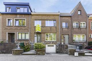 Immo Pické biedt U deze uiterst gunstig gelegen woning aan in de nabijheid van het stadscentrum, winkels, openbaar vervoer, scholen en de belangrijkste verbindingswegen. Deze woning beschikt over een inkomhal, een ruime woonkamer met eetkamer, een keuken, een gastentoilet, een nachthal, 3 slaapkamers (2 grote slaapkamers (19m² en 15m²) en 1 kleine slaapkamer (8m²)) en een badkamer. Daarnaast beschikt deze woning over een ruime INRICHTBARE ZOLDER, verschillende kelderruimtes en een garage. Voor de woning vinden we een open autostaanplaats. <br />Achteraan de woning vinden we een leuke stadstuin met terras.