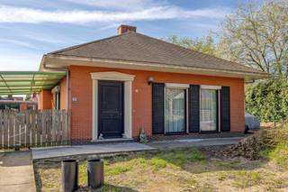 <p><b>Rustig gelegen vrijstaande woning met 2 slaapkamers, carport, ruime garage, terras en tuin. Inclusief 10 zonnepanelen en thuisbatterij 5 KW.<br />Indeling</b><b> </b>:<br /><strong>Woonkamer : </strong>met <strong>open keuken</strong> : 7,50 m x 6,00 m : laminaat parketvloer, aanbouwkeuken met beperkt comfort, open haard.<br /><strong>Badkamer :</strong> met ligbad, badkamermeubel met 2 wastafels.<br /><strong>Slaapkamer 1 :</strong> 3,70 m x 3,45 m : laminaat parketvloer.<br /><strong>Slaapkamer 2 :</strong> 3,45 m x 2,55 m : laminaat parketvloer.<br /><strong>Wasplaats :</strong> met aansluitpunt voor wasmachine, toilet.<br /><strong>CV berging :</strong> met Riello stookoliebrander (2019).<br /><strong>Kelder :</strong> kruipkelder.<br /><strong>Eerste verdieping : </strong>bergzolder onder dak.<br /><strong>Buiten :</strong> carport, terras, tuin. <strong>Gemetseld bijgebouw :</strong> 7,00 m x 5,70 m : tegelvloer, toilet, keukenblok</p>
<p></p>