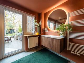 Stijlvol gerenoveerde bel-etage op een rustige topligging in Edegem In deze recent gerenoveerde woning komen esthetiek, comfort en locatie perfect...
