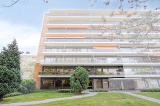 Op een gunstige locatie in Strombeek-Bever wordt dit ruime vastgoedensemble aangeboden, gelegen in een appartementsgebouw met zeven bouwlagen. Het te koop aangeboden gedeelte omvat de huidige kantoorruimten op het gelijkvloers en de eerste verdieping, evenals een bijbehorende kelderruimte.<br /><br />Het geheel biedt de mogelijkheid om vijf volwaardige appartementen te realiseren en vormt daardoor een interessante opportuniteit voor een projectontwikkelaar, investeerder of aannemer die op zoek is naar een renovatie- en herbestemmingsproject met een aantrekkelijk potentieel.<br /><br />Voor de omvorming van de kantoorruimten op het gelijkvloers tot twee appartementen werd reeds een omgevingsvergunning verkregen. De ruimten op de eerste verdieping kunnen worden heringericht tot drie appartementen, overeenkomstig de oorspronkelijke vergunde plannen en het oorspronkelijke concept van het appartementsgebouw. De verdere uitwerking en eventuele vergunningsvereisten dienen door de koper te worden nagegaan in functie van het concrete ontwerp.<br /><br />De verkoop betreft het volledige geheel, met een potentieel van vijf appartementseenheden, en omvat bovendien:<br /><br />twee parkeerplaatsen in de ondergrondse garage;<br />drie private parkeerplaatsen in openlucht;<br />één kelderruimte.<br />Dankzij deze parkeermogelijkheden kan in principe aan iedere potentiële appartementseenheid een eigen parkeerplaats worden gekoppeld. Dit vormt een belangrijke meerwaarde, zowel met het oog op verkoop als op verhuur.<br /><br />Het pand is gunstig gelegen nabij winkels, scholen, horeca en andere dagelijkse voorzieningen. Strombeek-Bever geniet bovendien van een goede verbinding met Brussel, de Brusselse Ring en het openbaar vervoer.<br /><br />De bestaande indeling en de ruime beschikbare oppervlakte bieden verschillende mogelijkheden voor de verdere inrichting. Plannen en bijkomende informatie over het ontwikkelingspotentieel zijn verkrijgbaar via het vastgoedkantoor.<br /><br />Een interessante investeringsmogelijkheid voor de ontwikkeling van vijf appartementen op een goed bereikbare locatie nabij Brussel.<br /><br />Belangrijke kenmerken voor de advertentie<br /><br />Ik stel voor om bij de hoofdkenmerken duidelijk de volgende gegevens op te nemen:<br /><br />Type eigendom: investeringspand/ontwikkelingsproject;<br />Verkoop: verkoop als één geheel, met potentieel voor vijf appartementen;<br />Gelijkvloers: omgevingsvergunning voor twee appartementen verkregen;<br />Eerste verdieping: mogelijkheid tot inrichting van drie appartementen overeenkomstig de oorspronkelijke vergunde plannen;<br />Parkeerplaatsen: twee ondergrondse parkeerplaatsen en drie private buitenparkeerplaatsen;<br />Kelder: één kelderruimte;<br />Huidig gebruik: kantoorruimten;<br />Ligging: Strombeek-Bever, nabij Brussel en de Brusselse Ring;<br />Doelgroep: investeerders, projectontwikkelaars en aannemers.<br /><br />Bestuursmaatregelen in het maatregelenregister: nee