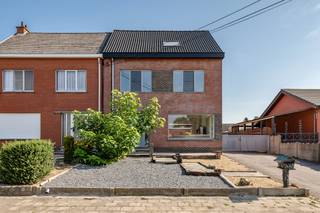 In de Lijsterstraat 4 te Beerzel bevindt zich deze ruime halfopen woning die reeds gedeeltelijk werd gerenoveerd. Een aantal belangrijke en kostbare werken werden al uitgevoerd, waardoor de volgende eigenaar vooral nog de mogelijkheid heeft om het interieur verder naar eigen smaak af te werken.<br />De woning beschikt over een bijzonder ruime en lichtrijke leefruimte met grote raampartijen en rechtstreeks contact met de tuin. Aansluitend bevindt zich de keuken, die samen met de badkamer nog aan renovatie toe is. Hierdoor kan de nieuwe eigenaar deze ruimtes volledig naar eigen wensen en hedendaagse normen inrichten.<br />Op energetisch en bouwkundig vlak werden reeds belangrijke stappen gezet. Het dak, de ramen en de muren werden vernieuwd, wat een sterke basis vormt voor de verdere renovatie. Ook het EPC biedt nog duidelijk verbeterpotentieel: door onder meer de bestaande verwarmingsketel te vervangen door een moderne condensatieketel kan de energiescore relatief eenvoudig verder worden verbeterd. (zie simulatie)<br />Op de verdieping bevinden zich meerdere ruime kamers, waarvan verschillende reeds een frisse afwerking en vernieuwde ramen kregen. Een gedeelte van de woning bevindt zich nog in afwerkingsfase, wat kandidaat-kopers de kans geeft om de laatste keuzes volledig zelf te bepalen.<br />Buiten beschikt de woning over een zeer ruime en diepe tuin, een terras aan de woning en verschillende bijgebouwen. Dankzij de brede oprit naast de woning is er bovendien voldoende parkeergelegenheid op eigen terrein.<br />Een interessante woning voor wie op zoek is naar ruimte, een grote tuin en een renovatieproject waarbij de belangrijkste structurele werken reeds werden uitgevoerd. Met verdere afwerking van onder meer keuken, badkamer en verwarmingsinstallatie kan deze woning worden omgevormd tot een volledig hedendaagse gezinswoning.<br /><br />Voor interactieve grondplannen met foto’s, ga naar www.wijns.be en klik op de knop “virtueel bezoek”.<br />Info & afspraak: ☎ 0473/33 33 10 ✉ geoffry@wijns.be