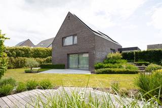 <p><span>Modern wonen in een rustige, groene omgeving.</span></p><p><span> </span></p><p><span>Op zoek naar rust, ruimte en comfort? Dan zal deze moderne, instapklare villa in een doodlopende en bijzonder kindvriendelijke straat u zeker weten te bekoren. Binnen geniet u van een hedendaagse afwerking en een praktische indeling, terwijl buiten twee overdekte staanplaatsen, ruime tuinbergingen en een aangename tuin voor extra comfort zorgen. Een ideale gezinswoning voor wie rustig wil wonen zonder in te boeten aan bereikbaarheid. Kom deze topper zelf ontdekken, én maak snel uw afspraak! </span></p>