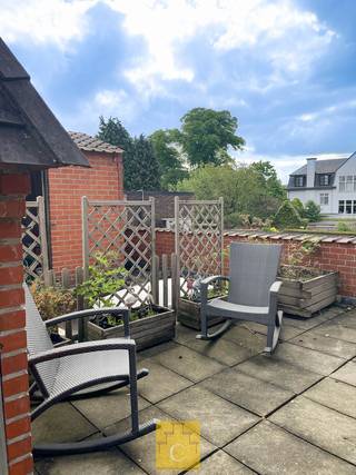 In het bruisende hart van Loppem, op een steenworp van het dorpsplein, bevindt zich dit uitzonderlijk ruime handelspand (EPC Label A)...