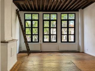 Sur la Stadswaag, une rue animée située au cœur du quartier étudiant très vivant, se trouve ce bureau de caractère d’environ 77,5 m², doté d’une agréable terrasse de 6 m².Le bâtiment possède une riche histoire qui remonte au moins au XVIIe siècle. Construit à l’origine comme une maison en profondeur traditionnelle d’Anvers, il a été doté en 1844 de sa façade sobre actuelle, de style néoclassique. Aujourd’hui, le bâtiment est surtout connu pour abriter l’emblématique café étudiant Klimax.L'espace de bureau allie ce caractère historique au confort contemporain. Grâce à ses grandes baies vitrées, l'intérieur bénéficie d'une abondance de lumière naturelle. L'espace dispose en outre d'une kitchenette, de toilettes et d'une terrasse : l'idéal pour une pause-café détendue ou un déjeuner informel en plein air.Sa situation centrale offre un environnement de travail animé, avec de nombreux cafés, restaurants, magasins et transports en commun accessibles à pied.