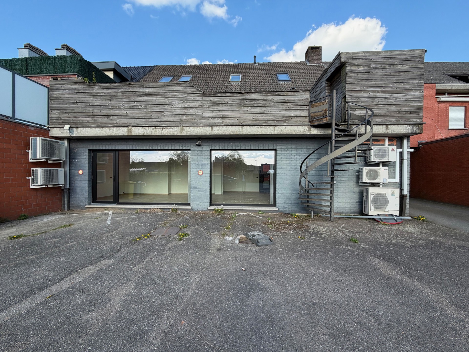 Instapklare handelsruimte van 85 m² met 4 private parkings! - foto 3
