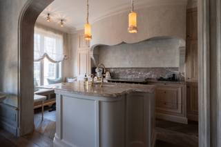 <p>Totally renovated apartment in the middle of the city centre with a frontal view on the Groenplaats.</p>
<p>Layout: large entrance hall with cloakroom and guest toilet. Spacious living room with a fireplace and a library corner. A fully equipped kitchen with dining area. Office space. Storage room. Large master bedroom with built-in closets, air conditioning and a luxurious bathroom. Laundry room. A second bedroom with showerroom. The entire apartment is provided with a beautiful parquet floor.</p>