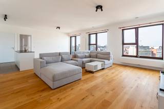 <p><strong>2 slaapkamerappartement met terras en prachtig zicht over Antwerpen.<br /><br /></strong>Genieten vanuit je zetel met zicht op de grandeur van Antwerpen, een zicht waar je letterlijk nooit op uitgekeken geraakt. <br /><br />Dit ruim en lichtrijk appartement van ca. 128m2 biedt een tal van mogelijkheden.<br /><br />Bij het binnenkomen vinden we een aparte vestiaire ruimte terug waar jassen en schoenen afgescheiden van de leefruimte kunnen worden opgeborgen.<br /><br />Als we deze ruimte doorgaan komen we in de zeer ruime en lichtrijke leefruimte terecht (voorzien van voleiken parket) die zicht geeft op de skyline van Antwerpen met onder andere de iconische kathedraal in het vizier. Aan deze leefruimte is er tevens een mooie open keuken met kookeiland geplaatst. De keuken is voorzien van alle gebruikelijke toestellen.<br /><br />Naast de keuken bevindt zich ook nog een handige ruime was-en bergruimte waar aansluitingen voor wasmachine en droogkast zijn voorzien.<br /><br />In de nachthal bevinden zich 2 volwaardige slaapkamers, een badkamer met inloopdouche en 2 lavabo’s, een gastentoilet en nog een extra berging.<br /><br />Autostaanplaats in het gebouw mogelijks aan te kopen voor 40.000€<br /><br />Momenteel verhuurd aan 1.500 euro excl. kosten.<br /><br />Bent u benieuwd naar dit appartement?<br />Maak nu een afspraak met LISTED: +32 3 283 51 51.</p>