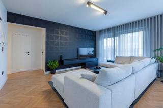 <p>Dit prachtig appartement penthouse met twee slaapkamers in de residentie Botanique biedt een ideale combinatie van comfort en centrale ligging.<br /><br />Gelegen langs de Boulevard du Jardin Botanique, geniet u van een lichtrijke woonkamer met aansluitend een groot, aangenaam terras met een mooi panoramisch zicht op de skyline van Brussel, nieuwe geïnstalleerde keuken met alle comfort, een badkamer met douche, wasplaats / berging en een afzonderlijk toilet. <br /><br />Dit appartement is ideaal voor eigen bewoning of als investering.<br /><br />Met het metrostation Rogier en het Noordstation op slechts 5 minuten lopen, zijn de vervoersverbindingen uitstekend. Daarnaast ligt het Brouckèreplein en de Grote Markt op loopafstand, waar u kunt genieten van de levendige sfeer van Brussel. Een perfecte plek voor wie het stadsleven wil ervaren!</p>