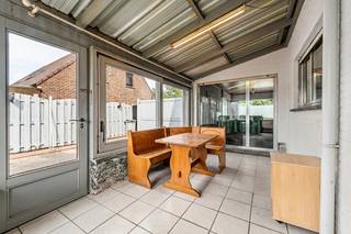 <p>Halfopen woning in Sint-Niklaas, rustig gelegen aan de stadsrand met vlotte verbindingen.</p>

<p> </p>

<p>Deze halfopen bebouwing uit 1975 combineert een residentiële en landelijke ligging met een praktische indeling en aangename leefruimtes. De woning bevindt zich in een rustige omgeving nabij belangrijke invalswegen, ideaal voor wie comfortabel wil wonen met een vlotte bereikbaarheid. Dankzij de lichtrijke veranda en ruime woonkamer geniet u hier van een aangename leefomgeving met veel potentieel. Met drie slaapkamers en een ruime zolder biedt deze woning bovendien voldoende plaats voor gezinnen of wie extra bergruimte zoekt. Een interessante woning voor wie op zoek is naar een huis in Sint-Niklaas met mogelijkheden.</p>

<p> </p>

<p>Belangrijkste ruimtes:<br />• Inkomhal met toegang tot de leefruimtes<br />• Ruime woonkamer (31,57 m²) met veel lichtinval<br />• Keuken (9,46 m²) voorzien van gas kookplaat en enkele spoelbak<br />• Veranda (15,82 m²) met zicht op de buitenomgeving<br />• Wasplaats (6 m²) met aansluiting voor wasmachine en droogkast<br />• Apart toilet<br />• Badkamer (3,15 m²) met douche, toilet en enkele wastafel<br />• 3 slaapkamers van 13,03 m², 12,72 m² en 5,07 m²<br />• Nachthal<br />• Ruime zolder (33,63 m²) met extra mogelijkheden</p>

<p> </p>

<p>Troeven:<br />• Rustige ligging aan de stadsrand in residentiële omgeving<br />• Halfopen bebouwing met praktische indeling<br />• Grote tuin<br />• Vlotte verbinding naar invalswegen en voorzieningen</p>

<p> </p>

<p>Neem vandaag nog contact op met je ERA-makelaar voor een bezoek.</p>

<p>JOUW DROOMHUIS. ZO GEVONDEN!</p>