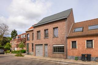 We treffen deze woning in het centrum van Hove. De Lintsesteenweg ligt op wandelafstand van het centrum, met restaurant Hove Centraal letterlijk om de hoek. Het treinstation is in 11 minuten te voet bereikbaar en biedt een rechtstreekse verbinding naar zowel Antwerpen (9 km) als Brussel. Wie liever fietst, maakt gebruik van de fietsostrade Antwerpen-Mechelen. De buurt combineert een landelijk karakter met villawijken en een rijke bouwhistorie, omgeven door groen en bossen. Scholen, winkels en openbaar vervoer zijn allemaal vlot bereikbaar.<br />
<p>De woning omvat op het gelijkvloers een inkomhal met links een polyvalente ruimte die dienst kan doen als extra leefruimte, fietsenberging of wasplaats. Rechts bevindt zich de woonkamer op tegels met aansluitend een zeer ruime keuken die voldoet aan hedendaags comfort en extra licht geniet dankzij de lichtkoepel. Verder is er een apart toilet en een verzorgde koer als buitenruimte.</p>
<p>Op de eerste verdieping zijn er twee volwaardige slaapkamers en een derde kamer van waaruit de trap naar de zolder vertrekt. De badkamer is uitgerust met een dubbel badkamermeubel en een ligbad. De tweede verdieping biedt een ingerichte zolderruimte op laminaat.</p>
<p>EPC: 281 kWh/m²/jaar.</p>