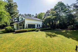 In de bosrijke villawijk de Meerse-bergen vinden we deze tijdloze, goed onderhouden villa terug op een perceel van 2.150m².INDELINGWe betreden de...