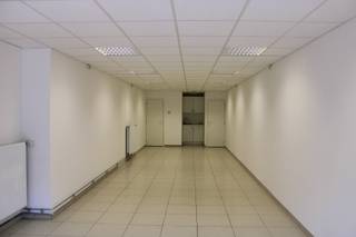 In de Stationsstraat ligt dit recent gebouwde handelspand van 58m². Het handelspand beschikt over een centrale ruimte met kitchenette, een toilet en een kelder die perfect geschikt is voor stockage van uw materialen. Het pand werd een aantal jaren geleden gebouwd en deed dienst als buurtwinkel. Door zijn eenvoudige indeling is dit pand geschikt voor bijna alle handelsactiviteiten of kan u hier zeer gemakkelijk uw burelen inrichten. <br /><br />EPC-certificaat met label B en certificaatnummer: 20210602-0002415686-KNR-1<br /><br />Stedenbouwkundige info:<br />Woongebied – bouwvergunning – geen rechterlijke herstelmaatregel of bestuurlijke maatregel opgelegd – geen voorkooprecht - geen verkavelingsvergunning. <br /><br />O-peil: niet overstromingsgevoelig<br /><br />EPC: 112 kWh/m²jaar – certificaatnummer: 20220929-0002681126-RES-1<br /><br />G-score: B<br />P-score: B