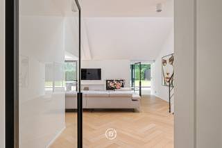 Découvrez cette villa exclusive située dans le prestigieux Domaine de Bouchout à Wemmel, entièrement rénovée en 2023 et implantée dans un environnement résidentiel calme. Le bien combine confort contemporain, matériaux de haute qualité et une organisation réfléchie des espaces. À l’extérieur, vous profitez d’un jardin soigneusement aménagé avec une terrasse ensoleillée, plusieurs emplacements de parking et deux bornes de recharge pour véhicules électriques. Un atout majeur est l’espace wellness privé avec jacuzzi et sauna, offrant une vue dégagée sur le jardin.<br /><br />La villa dispose d’une généreuse surface habitable et se compose comme suit:<br /><br />0: Hall d’entrée spacieux avec vestiaire et toilette invités. Séjour lumineux avec cheminée, mezzanine et grandes baies vitrées offrant une connexion directe avec le jardin. Salle à manger attenante et cuisine ouverte entièrement équipée avec coin petit-déjeuner. Un bureau ou chambre supplémentaire est également présent. Une pièce séparée avec entrée privative, actuellement aménagée en salon de beauté, idéale pour profession libérale ou cabinet. Enfin, l’espace wellness avec jacuzzi, sauna et salle de bain supplémentaire.<br /><br />+1: Trois grandes chambres, chacune pensée pour le confort et l’intimité. La suite parentale dispose de sa propre salle de bain. Les deux autres chambres disposent chacune d’une salle de bain privative avec douche à l’italienne et lavabo. Une chambre donne accès à une terrasse privative avec vue sur le jardin.