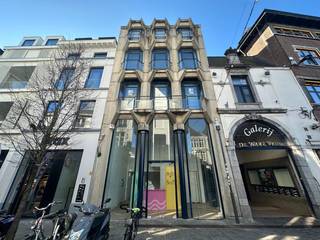 Op zoek naar een commercieel pand met maximale visibiliteit in het centrum van Hasselt? Deze instapklare winkelruimte van ca. 140 m² bevindt zich...