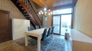 Deze rijwoning is centraal gelegen te Bredene, direct nabij openbaar vervoer,<br />shopping center, scholen en kanaal Oostende Brugge.<br /><br />Grond opp. 95m² en bewoonbare opp. 119m²<br /><br />Omvat: Inkomhal, woonkamer met salonruimte en schouw vooraan,<br />eetkamer met schuifraam naar de koer/terras.<br />Een open ingerichte keuken en aanpalend de badkamer voorzien met lavabomeubel,<br />toilet, douchecabine en plaats voor was- en droogmachine.<br /><br />Een koer met ruime buitenberging.<br /><br />Open trap in de woonkamer.<br />1°V: 1 grote slaapkamer en een kinderkamer.<br />zolderverdiep: Ingericht als ruime slaapkamer.<br /><br />De verwarming is met gaskachels. Deels enkel en deels dubbele beglazing.<br /><br />Epc waarde : 506 kWh -  Label F. <br /><br />De woning moet deels gerenoveerd worden. <br /><br /><strong>Verlaagde prijs naar 199.000 euro </strong>