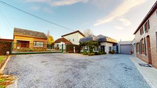 Nabij verscheidene invalswegen treffen we deze beide woningen op mooie percelen aan. De verkoop is inclusief beide woningen en een mogelijkheid tot...