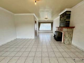 Op zoek naar een ruime woning in Hamme waar je nog je eigen ding mee kan doen? Dan is dit misschien iets voor jou.Deze stevig gebouwde gezinswoning...