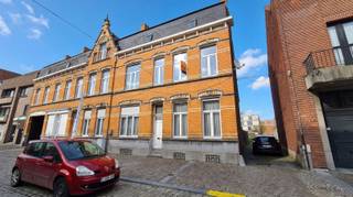 Extremely spacious townhouse in the center of Avelgem. The front door leads into the front courtyard. Stately, high pitch pine doors provide access...