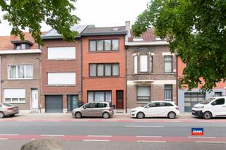 <p><span>WILRIJK (VALAAR) | RUIME GERENOVEERDE GEZINSWONING MET VIJF SLAAPKAMERS EN GROTE TUIN | TEVENS GESCHIKT ALS KANGOEROEWONING | OP EEN TOTALE GRONDOPPERVLAKTE VAN 332m² | EPC C |</span></p><p><span>Indeling als volgt: gelijkvloers: inkomhal/traphal - slaapkamer vooraan - wasplaats/bureau of dressing - nieuwe badkamer met douche, lavabomeubel en toilet - woonkamer met vloerverwarming 43m² - nieuwe, geïnstalleerde keuken - veranda met buiten keuken - grote diepe tuin.</span></p><p><span>Eerste verdieping: traphal - polyvalente ruimte ingericht als tweede woonkamer - badkamer met douche, lavabomeubel en toilet - bureau of dressing - slaapkamer vooraan.</span></p><p><span>Tweede verdieping: traphal - 2 slaapkamers. Zolder: enkel bergzolder.</span></p><p><span>Gelegen op loopafstand van winkels, scholen, park en openbaar vervoer.</span></p>