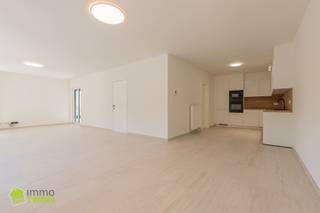 <h1><span>Ruim totaal gerenoveerd appartement van 119 m² met terras, staanplaats en garage te Appels bij Dendermonde</span></h1><h1><span> </span></h1><p><span>Op een uitstekende locatie aan de stadsrand van Dendermonde te Appels bevindt zich in deze kleine Residentie van 3 eenheden dit prachtig afgewerkte totaal gerenoveerd appartement in </span><span>2025 </span><span>met een bewoonbare oppervlakte van maar liefst </span><span>119 m²</span><span>. Gelegen in een kleinschalige residentie met slechts 3 wooneenheden, geniet u hier van een rustige woonomgeving met beperkte gemeenschappelijke kosten (</span><span>geen syndicus</span><span>).</span></p><p><span> </span></p><p><span>De ligging is bijzonder gunstig: op wandelafstand van het winkelcentrum (stad Dendermonde), de Schelde waar je de mooie fiets en wandelroutes hebt (Sint-onolfsdijk).</span></p><p><span> </span></p><p><span>Het appartement is gelegen op de eerste verdieping en omvat een inkomhal met gastentoilet, een lichtrijke woon- en leefruimte met open keuken, een praktische berging/wasplaats met condensatieketel, twee slaapkamers en een ingerichte badkamer met mooie inloopdouche en meubel, alsook biedt dit appartement een aangenaam zonnig terrasje. Geen lift aanwezig.</span></p><p><span> </span></p><p><span>De woning wordt verwarmd via centrale verwarming op aardgas met een condensatieketel. Alle ramen zijn recent vernieuw alsook in </span><span>2026 </span><span>en voorzien van dubbele beglazing, wat resulteert in een gunstige EPC-score van </span><span>166kWh/m² jaar (Label B)</span><span>, deze EPC dateert van voor de vernieuwingen in </span><span>2026</span><span>, dus met de nieuwe ramen, zonnepanelen en nieuwe cv ketel zou dit appartement nog een betere energie score moeten gaan.</span></p><p><span> </span></p><p><span>Extra's:</span></p><ul><li><span>gemeenschappelijke autostaanplaats is </span><span>inbegrepen</span><span> in de prijs. </span></li><li><span>aankoop van een garage aan </span><span>€ 30.000 euro.</span></li><li><span>Elektrische keuring </span><span>CONFORM</span><span>.</span></li><li><span>13 zonnepanelen "Solar Black glass" </span><span>met een totaal vermogen van</span><span> 5915 WP </span><span>.</span></li><li><span>Geen gemeenschappelijke kosten dankzij kleinschalige residentie en geen syndicus aanwezig is.</span></li><li><span>U kan genieten van een verlaagd tarief van 2% registratierechten voor wie dit de enige eigen woning betreft. </span></li></ul><p><span> </span></p><p><span>Kom dit uniek appartement ontdekken en ervaar zelf de ruimte en het wooncomfort dat het te bieden heeft op deze top locatie.</span></p><p><span> </span></p><p><span>Contacteer ons voor een bezoek via 052/55.55.55 of <span>info@immotwins.be</span></span><span> - <span>www.immotwins.be</span></span><span> </span></p><p><span> </span></p>