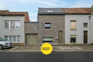 In Bredene, op een rustige en goed bereikbare locatie, ontdek je deze gesloten woning met garage, tuin en drie slaapkamers.We betreden de woning via...