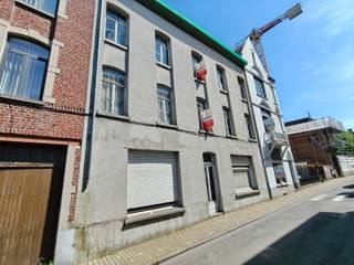 Projectpand met uitzonderlijk potentieel nabij centrum Geraardsbergen<br /><br />Op een centrale ligging, op wandelafstand van winkels, scholen, openbaar vervoer en het centrum van Geraardsbergen, bevindt zich dit ruime pand met tal van ontwikkelingsmogelijkheden.<br /><br />De woning beschikt momenteel over maar liefst 8 slaapkamers en een grote zolderverdieping die verder kan worden ingericht. Het gebouw bevindt zich echter in volledig te renoveren staat en dient beschouwd te worden als een totaalrenovatieproject of mogelijke projectgrond, afhankelijk van uw plannen en de geldende stedenbouwkundige voorschriften.<br /><br />Dankzij het royale volume en de centrale ligging vormt dit pand een interessante opportuniteit voor investeerders, projectontwikkelaars of handige Harry's die op zoek zijn naar een vastgoedproject met meerwaarde. Bovendien is de naastgelegen woning eveneens te koop, waardoor een groter ontwikkelingsproject mogelijk wordt.<br /><br />Het pand beschikt over een ongunstig EPC en de elektrische installatie is niet conform de huidige regelgeving. Een grondige renovatie of eventuele herontwikkeling dringt zich dan ook op.<br /><br />Bent u op zoek naar een eigendom met uitzonderlijk potentieel op een strategische locatie in Geraardsbergen? Dan is dit een unieke kans om uw vastgoedproject te realiseren.<br /><br />contacteer Matthias voor verdere informatie 0478 32 77 70