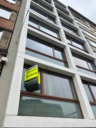 <p>Tussen de wijk Zurenborg en het Groene Kwartier ligt dit recent appartement, op wandelafstand van het station van Berchem, winkels, scholen en andere essentiële voorzieningen.<br /><br />Het pand heeft een apart karakter en bevindt zich feitelijk op een 1ste verdieping vanuit de straatzijde gezien maar achteraan heeft het alle eigenschappen van een gelijkvloers appartement met een <strong>zonnig ruim terras en tuin</strong> die toegang geeft tot de kelderruimte. U hebt dus minder lawaai en meer privacy alsook genot van een privaat terras en tuin. <br /><br />In het pand heeft men een <strong>zeer ruime woonkamer</strong> met <strong>open keuken</strong> voorzien van een gaskookvuur met dampkap, gootsteen, oven, vaatwasser en ijskast. Er is een kast voorzien voor het plaatsen van een microgolfoven. Tussen de keukenruimte en het terras kan een ruimte afgeschermd worden om deze daarna te gebruiken als slaapkamer. <br />Verder een nachthal van waaruit men toegang heeft tot een berging/dressing, berging met aansluiting voor wasmachine, berging met CV-ketel, apart toilet met handwasser, badkamer voorzien van ligbad met douchemogelijkheid en lavabomeubel. Als laatste een slaapkamer met uitzicht op de tuin.<br />Gans het appartement is voorzien van raamdecoratie en verlichtingsarmaturen. Er is een parketvloer aanwezig over gans het appartement.<br />De kelderberging is rechtstreeks verbonden met de tuin.<br /><br />Het gebouw is voorzien van een lift die tot in het appartement komt. Aan de toegangspoort is een fietsenstalling aanwezig.<br />U kunt het pand huren zonder meubels aan 995 euro per maand. Gemeenschappelijke kosten bedragen 200 euro per maand omvattende: minuterie, verbruik en onderhoud lift, onderhoud van de gemeenschappelijke delen, syndicuskosten, onderhoud van privatieve CV-ketel en glazenwasser voor ramen vooraan (2-maandelijks).<br /><br />EPC= 124 kWh/m²/jaar<br /><br />Huurwaarborg: 3 maanden huur via Korfine - Bijdrage huurder plaatsbeschrijving bij intrede: via Rencura</p>