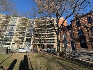 Afgesloten garagebox te koop in een appartementsgebouw, gelegen op het Guldensporenplein. Ideaal voor het veilig parkeren van een wagen, motor of...