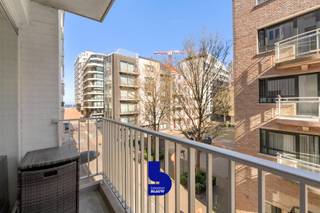 Beleef de kust op zijn best in dit modern appartement met zijdelings zeezicht, gelegen in het bruisende hart van Oostende. Dit lichtrijke appartement in een recent gebouw uit 2013 ligt op wandelafstand van de zee, en vanaf uw eigen terras voelt u de zee bijna letterlijk aan uw voeten.<br /><br />De ruimte is slim ingedeeld en straalt comfort uit: een ruime, lichte woonkamer met open keuken,gezellige slaapkamer, een moderne badkamer met inloopdouche en een handige berging met aansluiting voor de wasmachine.<br /><br />Extra pluspunten zijn de praktische vuilnis- en fietsenberging, het EPC A-label en de blanco keuring van de elektrische installatie.<br />Momenteel wordt het appartement gebruikt als vakantiewoning, ideaal dus als investering of tweede verblijf aan zee.<br /><br />Dit is dé kans om uw eigen plekje aan de kust te bemachtigen, verkocht onder het stelsel van erfpacht.