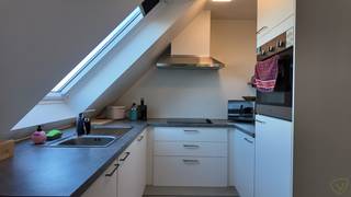 Samenstelling; Inkomhal, gastentoilet, ruime woon- en leefkamer met heel veel lichtinval, een open en volledig geïnstalleerde keuken, en een berging.<br /><br />Verder vinden we op de tweede verdieping nog de badkamer met een douche en de eerste 2 slaapkamers terug.<br /><br />Op de derde verdieping is er dan nog een derde slaapkamer.<br /><br />Het appartement beschikt ook over een aangenaam terras. <br /><br /><strong>Wenst U dit appartement te bezichtigen? Aarzel dan niet en vraag vandaag nog uw bezoek aan via de website.</strong>