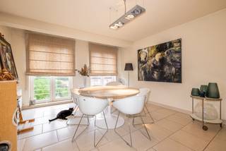 Op de 2e verdieping rechts treffen we dit ruime en instapklaar 1 slaapkamer appartement van 103 m² met leuk terras (Bj: 1998). Gesitueerd pal in het centrum van 's-Gravenwezel met winkels, openbaar vervoer en scholen op wandelafstand! <br /><br />Indeling appartement:<br />Via de verzorgde gemeenschappelijke inkomhal betreden we het appartement op de 2e verdieping via EU-conforme lift of ruime trappenhal. Privatieve inkomhal met vestiairegedeelte en apart toilet met handenwasser. Vanuit de hal is er toegang tot alle vertrekken. Vooraan bevindt zich aan de woonkamer met zithoek en eethoek, de volledig geïnstalleerde keuken met voldoende opbergmogelijkheden en eiland. Achteraan treffen we de ruime slaapkamer en een geïnstalleerde badkamer voorzien van enkele lavabo en douche-in bad. Aansluitend de berging/wasplaats. <br /><br />Bijzonderheden: <br />- Bouwjaar 2003 <br />- Aluminium raamwerk met dubbele beglazing <br />- Verwarming met accumulatoren <br />- Toplocatie pal in het centrum van 's-Gravenwezel <br />- Staanplaats bij te kopen voor 23.000€<br /><br />Ideaal appartement voor starters, alleenstaanden, koppels en tevens investeerders!<br />Momenteel bieden we nog 2 andere appartementen aan in hetzelfde gebouw. <br />Deze kunnen samen gekocht worden.