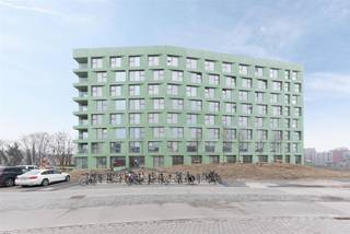 Welkom in deze verzorgde en comfortabele studentenkamer.<br /><br />De kamer is louter voor individueel gebruik en is bemeubeld met een bed, bureau, stoel, boekenrek, kleerkast en lamellen. Daarnaast beschikt de kamer over eigen sanitair met douche en toilet, evenals koud en warm water en een internetaansluiting via netwerkkabel.<br /><br />In het gehuurde goed zijn de volgende (nuts)voorzieningen/diensten aanwezig, dewelke gedeeld moeten worden met de andere bewoners: ingerichte keuken, gezellige living, fietsenbergplaats, tv-aansluiting, centrale verwarming en schoonmaak van de gemeenschappelijke delen.<br />Huurprijs 675€ + 60€ provisie nutsvoorzieningen<br /><br />Enkel voor studenten.<br />Contacteer ons gerust voor meer informatie of een bezoek ter plaatse.