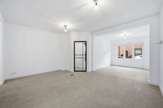 <p><span>Deze net vernieuwde woning ligt in een stille, met groen verfraaide eenrichtingsstraat (zone 30), met aan het uiteinde het publieke Borgersteinpark. De zeer gunstige EPC-score van 64 kWh/m²/jaar (label A), werd bereikt door het plaatsen van dikke lagen isolatie, vloerverwarming, een condensatieketel, 6 zonnepanelen en nieuwe PVC-ramen. Alle muren zijn al wit geschilderd. Qua luxe en comfort, spotten wij een metalen deur met glas (living), geprofileerde opdekdeuren, led-plafondspots, vestiairekast, elektrische rolluiken. De grote living met open keuken en eetplaats, zijn volledig opengewerkt. De maatkeuken met houten fronten en eiland (zitplaatsen), omvat volgende apparaten: grote freezer, grote koelkast, combi-oven, microgolf en vaatwasser. De kookplaat met geïntegreerde afzuiging, kost circa €4.000. Via het schuifraam kijkt u uit op een omheinde tuin (gras) met terras (buitenkraan) en geniet u van privacy en het zicht op de palmbomen van de buren. De berging/wasplaats is middels een partitie afgescheiden van de toiletruimte met lavabomeubel en hangtoilet. In de badkamer is plaats voor een dubbel lavabomeubel met houten fronten, spiegel met geïntegreerde verlichting, kolomkast (binnenin zwart), sierradiator en inloopdouche met glazen wand. De 2 grote kamers op de 1e verdieping worden aangevuld met een derde kamer (2 veluxramen), die de gehele 2</span><span><sup>e</sup></span><span> verdieping onder het nieuwe dak inneemt en onderaan de trap wordt afgesloten met een glazen schuifdeur.</span></p><p><span> </span></p>