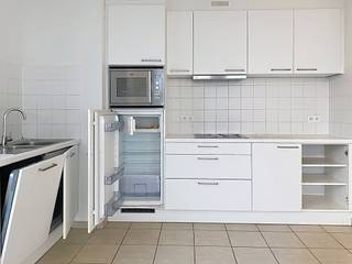 <span><strong>MOLENBEEK SAINT JEAN </strong></span>- Wij bieden u dit appartement met 1 slaapkamer van ± 63 m² op de 9e verdieping (met lift) met een prachtig uitzicht over Brussel, gebouwd in 2020. Dit appartement bestaat uit een inkomhal, een volledig uitgeruste Amerikaanse keuken, een grote lichte woonkamer die uitkomt op het terras met een prachtig uitzicht over het centrum van Brussel, een doucheruimte met aansluitingen voor een wasmachine, een apart toilet en de mogelijkheid om een parkeerplaats in de kelder te kopen voor € 25.000 (optioneel). Kosten ± 135 €/maand voor de gemeenschappelijke voorzieningen + voorziening voor gas voor warm water en verwarming (±70 €/maand). Het appartement is momenteel verhuurd, maar de huurder vertrekt op 31/10/2026, huurprijs 832 €/maand + 175 €/maand inclusief verwarming en warm water. Voldoet aan de nieuwste energienormen dankzij zijn EPC C+. IDEAAL voor een eerste aankoop (om er te wonen of om te investeren met een gegarandeerd goed rendement!). Onder tienjarige garantie. Bezoek op afspraak met ons Trevi-team: 02.340.24.73 - new@trevi.be